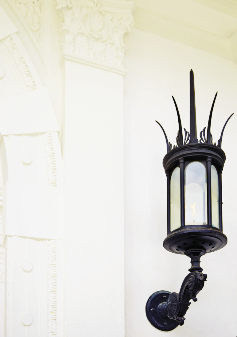 The Silver Vault of Charleston painstakingly restored the home’s original gas lanterns.