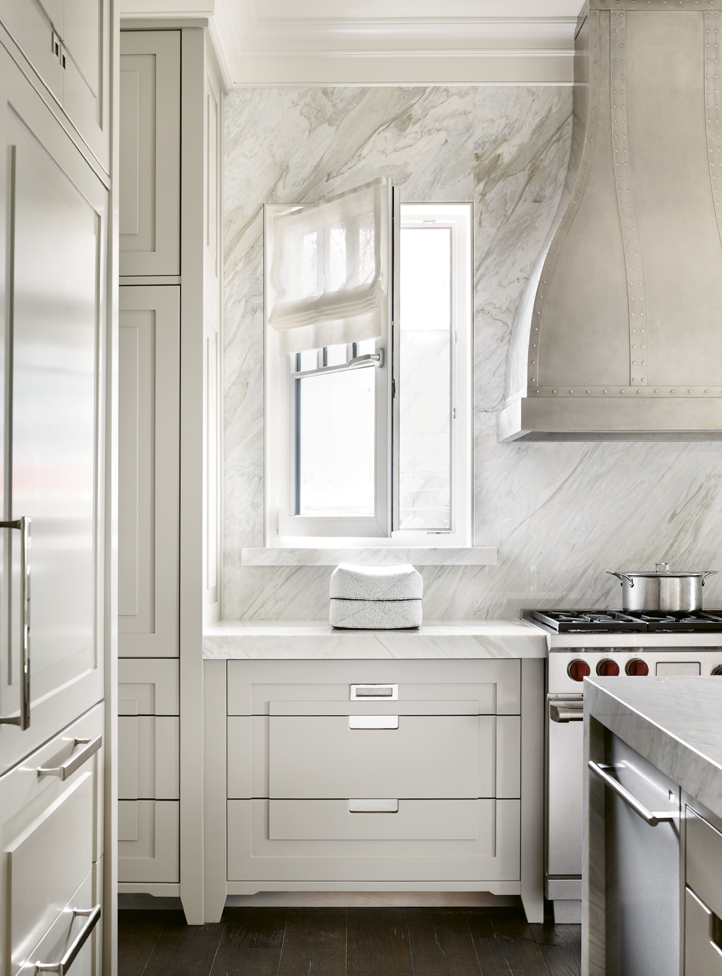 The kitchen walls wrapped in Calacatta Gold Extra marble