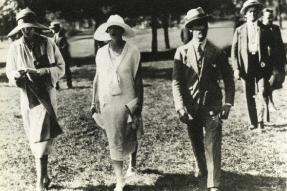 Gertie (center) with Millie Maud Smith and sporting artist Frank Voss in Saratoga Springs, New York, where Gertie’s family raced thoroughbreds