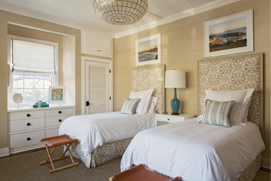 BRIGHT SPOTS: In the guest room, accents of cerulean blue pop against a Bermuda hemp wall covering.