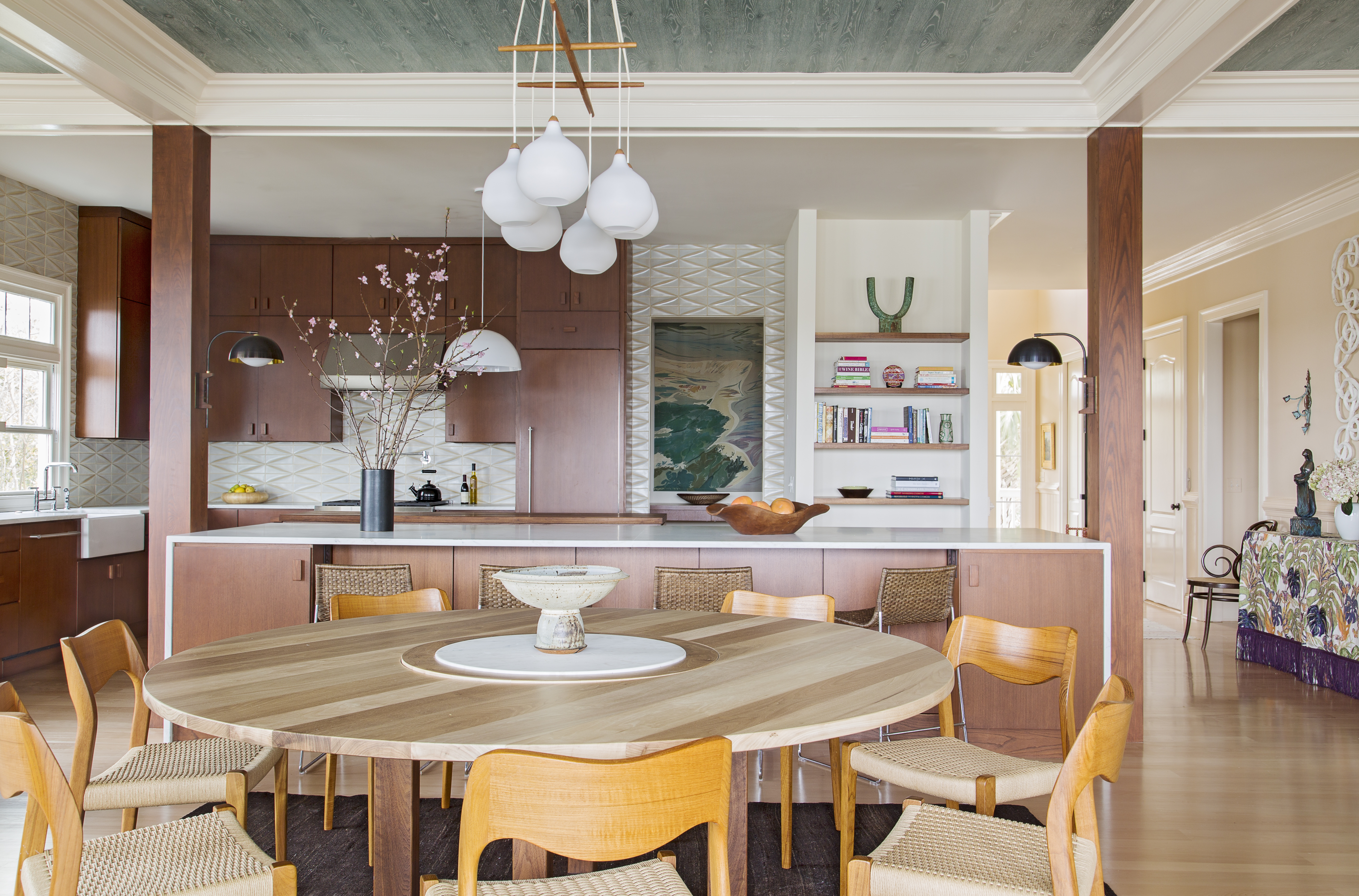 A full kitchen redo was not initially in the cards, but Hranowsky was thrilled when she got the all clear to create a sleeker, more functional space, featuring Ann Sacks glazed geometric tiles and a Mary Edna Fraser batik showcased from the pantry.