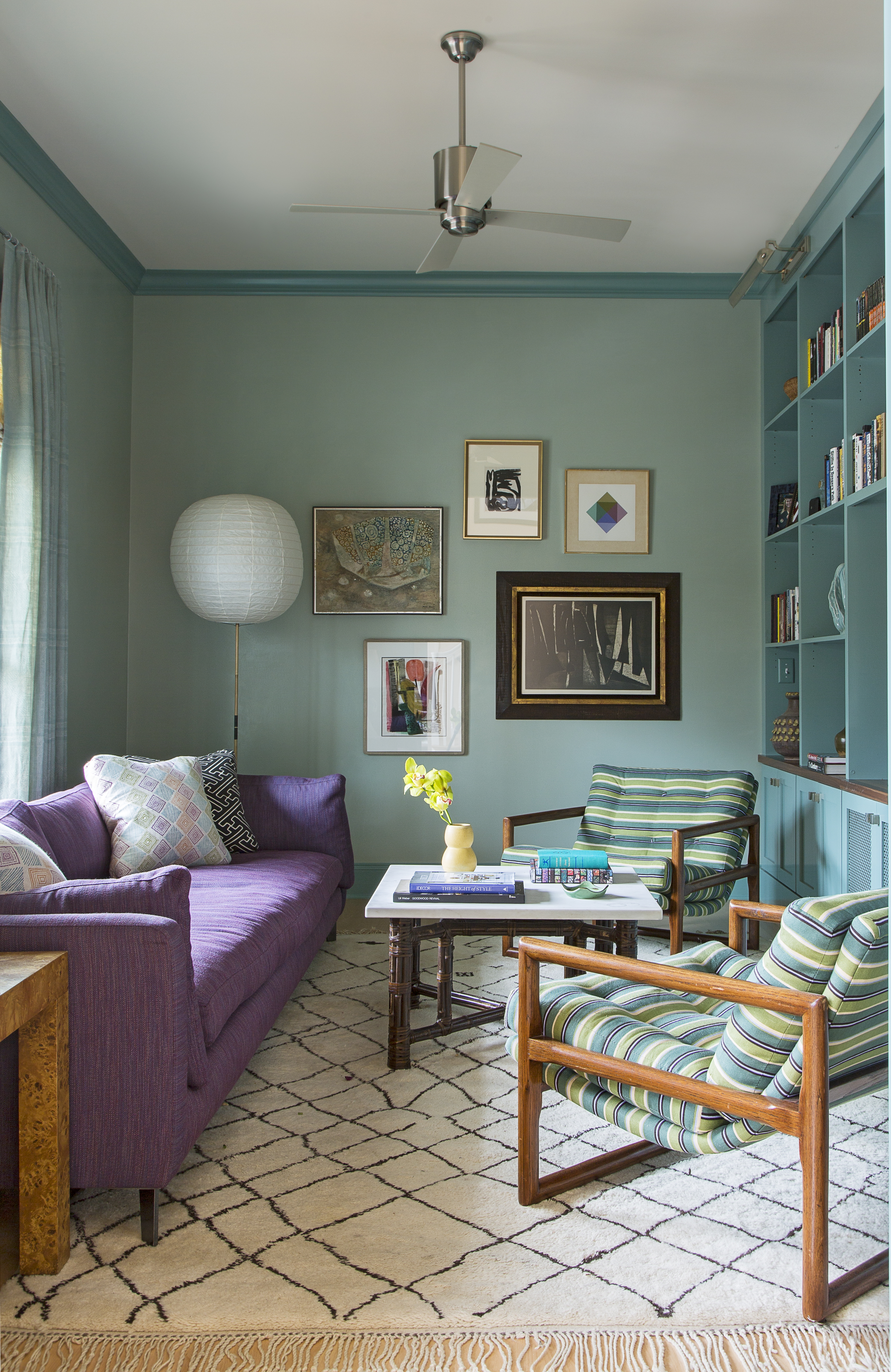 Local artisan Suzanne Allen covered the den walls in a hand-troweled turquoise plaster for a luminous finish. The vintage Moroccan Beni Ourain rug from Imports from Marrakesh and mod cube-scoop chairs from 1stDibs add fun pattern, shape, and texture.