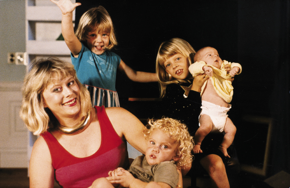 Barbara with their children—Gervais, Curry, Richard, and Hart—in 1987
