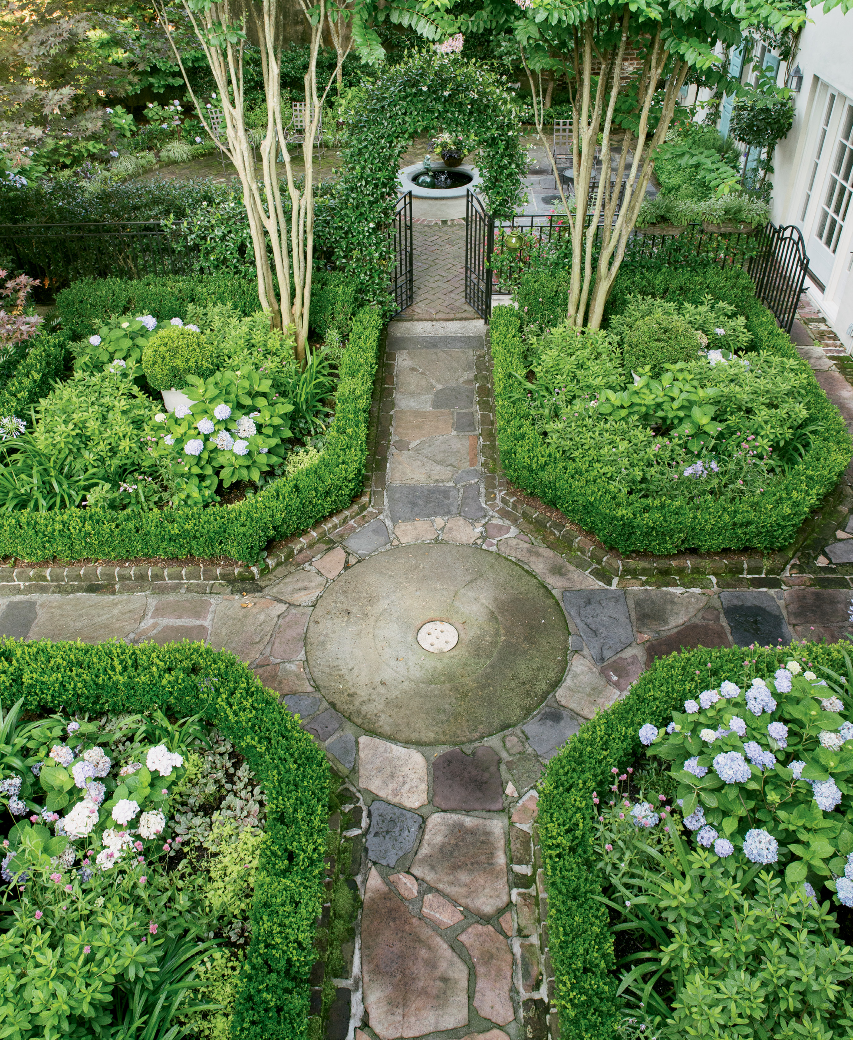 Its green spaces were originally conceived by noted garden designer Loutrel Briggs in 1951 and 1961. While Briggs’s initial vision of a French parterre garden and adjacent horseshoe-shaped courtyard remains intact, Monica and landscape architect Sheila Wertimer refreshed the space in 2010, removing overgrown vegetation and swapping in more flowering plants, such as azaleas, agapanthus, and hydrangeas.
