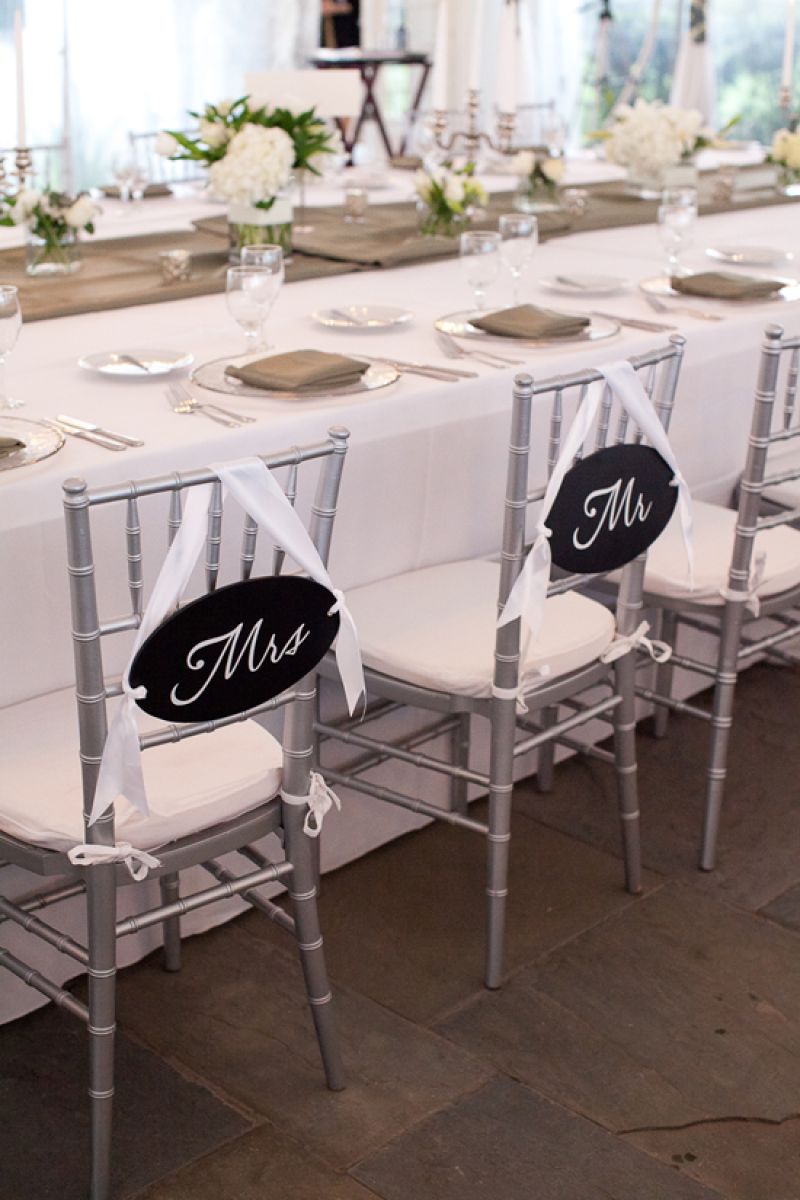 PLACES, PLEASE: Wanting the reception to feel like a dinner party at their home, the bride and groom chose to forgo a sweetheart table and dined among their guests, instead.