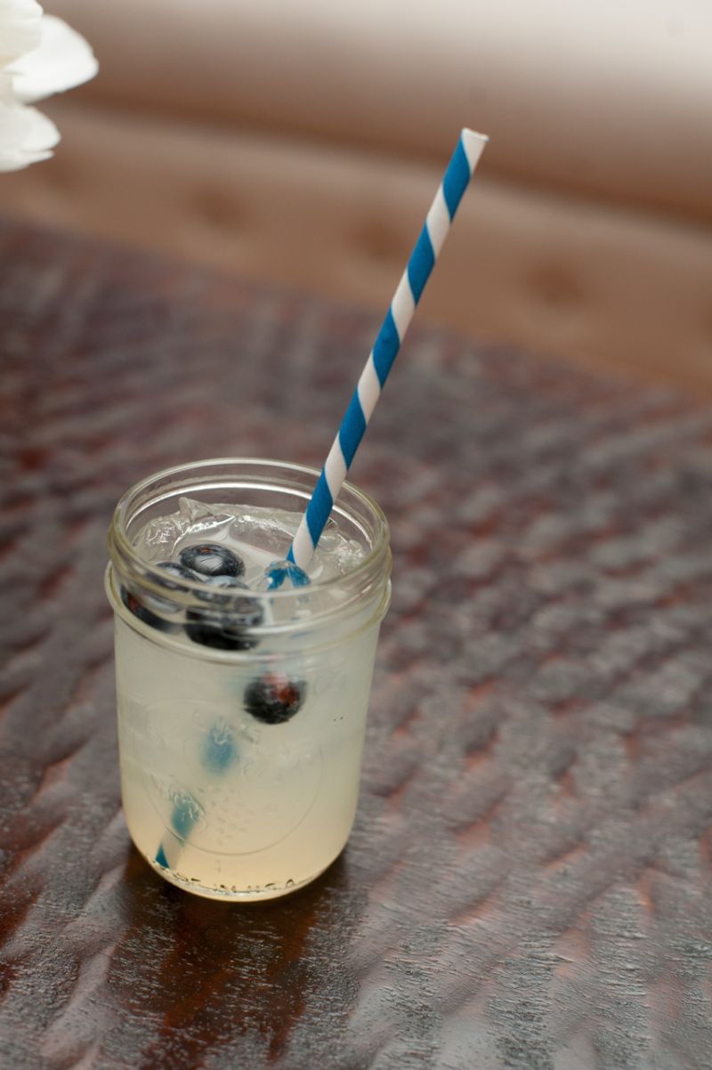 THAT&#039;S THE SPIRIT! Mason-jar cocktails were fancied up (and fitted into the evening&#039;s palette) by fresh berries and fun straws.