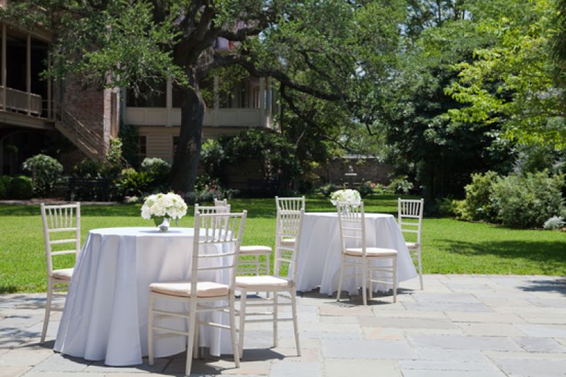 EASY BREEZY: The venue’s natural greenery, the linens and appointments from Snyder Event Rentals, and the earth-toned stones of the Confederate Home’s back patio carried the ceremony’s palette into cocktail hour.