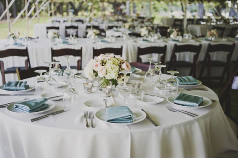 PRETTY PASTELS: Green grass and deep-stained wood in the dining area played up the pale color palette of white, pale pink, and silvery blue.