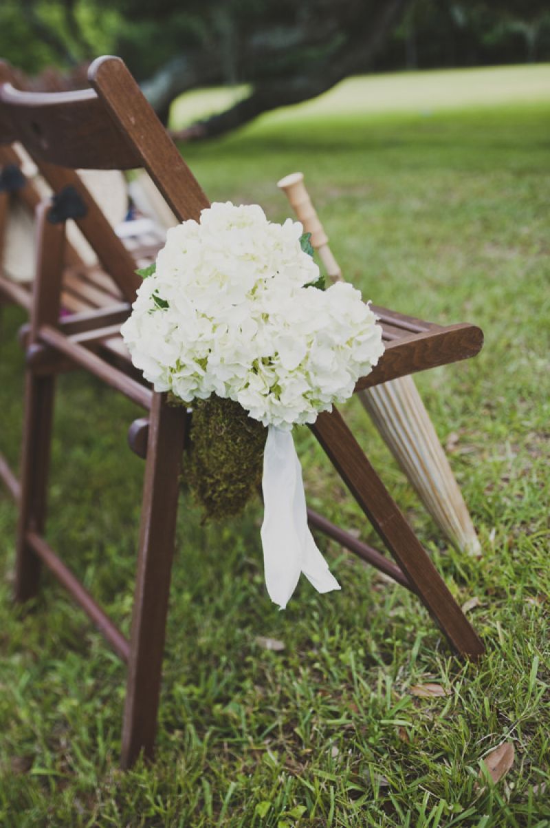 AU NATURALE: Taking cue from the earthy outdoor venue of Runnymede Plantation, moss-covered containers held the ceremony flora.