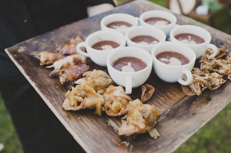 SOUTHERN SAMPLINGS: Following the ceremony, guests enjoyed a cocktail hour accompanied with Southern-style hors d’oeuvres by Cru Catering.