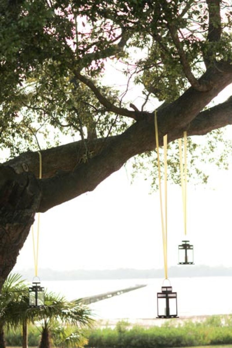 OPEN-AIR ORNAMENTALS: Yellow ribbons used to hang lanterns added a crisp edge to the outdoor setting’s earthy palette.