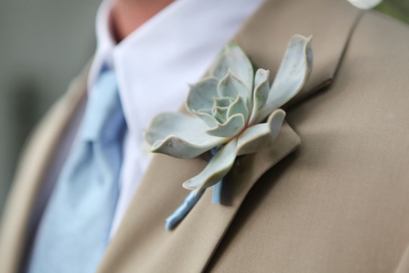 WEAR MY PIN: Anne Bowen at stems helped the couple to carry their Southern theme in their floral arrangements.
