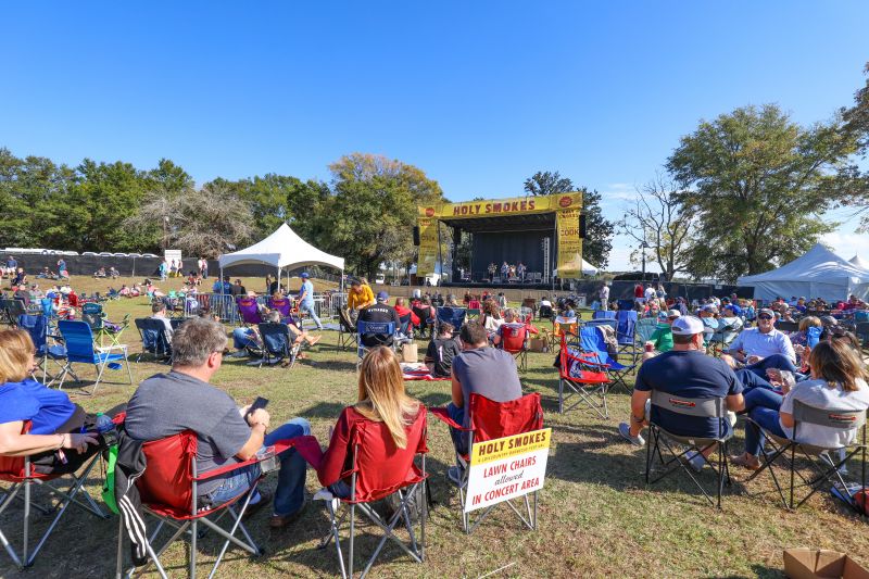 Attendees kick back and enjoy live music from Elizabeth Cook, Cordovas, and Mac Leaphart.
