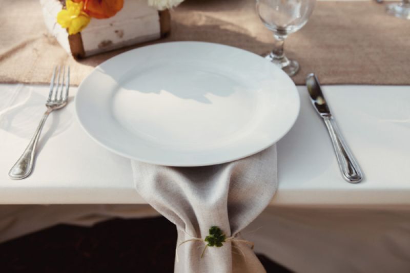 SUBTLE SPLENDOR: Neutral-colored table linens offered a clean, crisp look adding a casual elegance to the outdoor space.