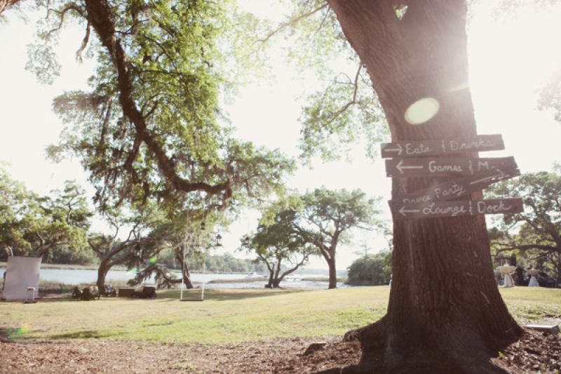 BENEATH THE TREES: The reception hosted a variety of activities for guests including outdoor games and swings—a wonderful way to enjoy the scenic setting.