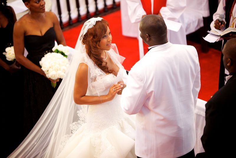 TO HAVE &amp; TO HOLD: Gazing into each other’s eyes, Cedric and Richelle exchanged vows.