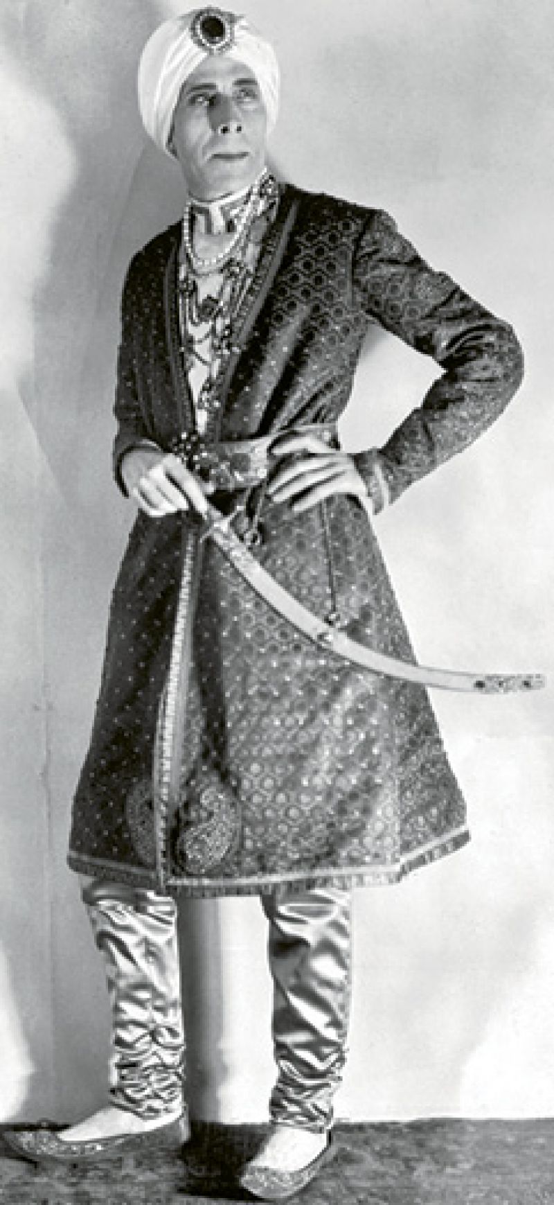 1938: The couple hosted English actor George Arliss and his wife at Fenwick Hall and entertained them at the Dock Street Theatre with a buffet in the courtyard and a performance by the Society for the Preservation of Spirituals.