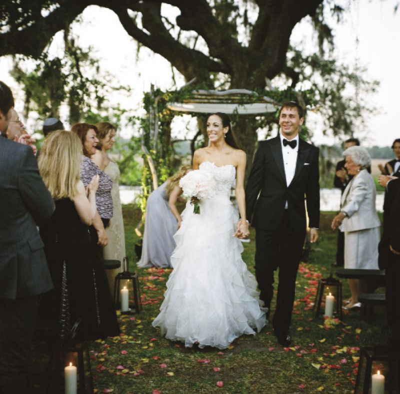 HAT TRICK: The couple offered male guests gray linen yarmulkes monogrammed with their initials and wedding date.