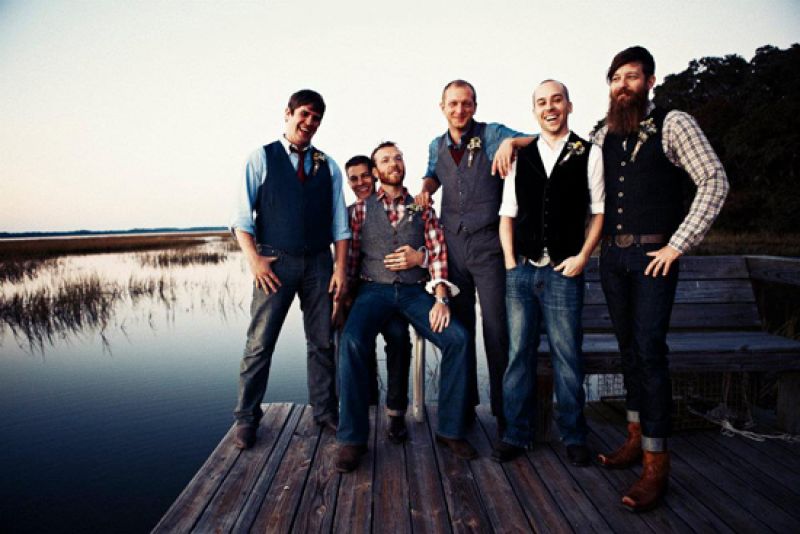 KEEP IT CASUAL: Seth’s groomsmen donned jeans, dark vests, and shirts in a myriad of colors—a laidback look well-suited for the wedding’s aesthetic.