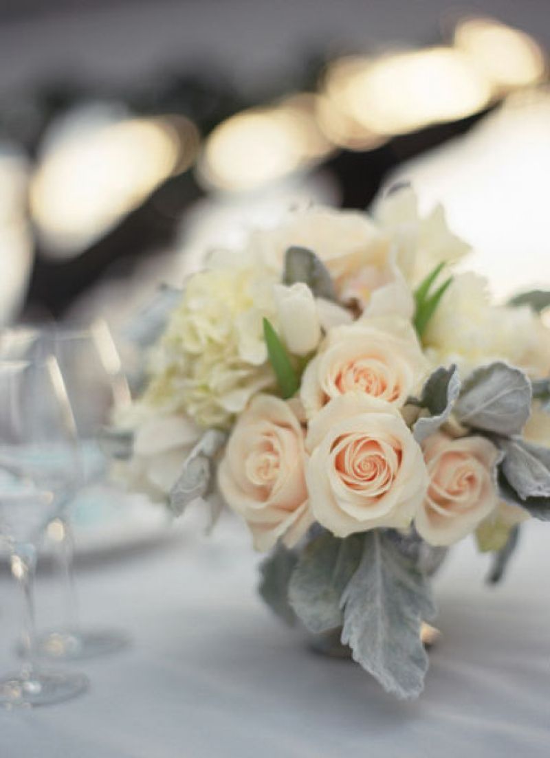 HOW LOW CAN YOU GO? Short arrangements of hydrangea, roses, and Dusty Miller kept tables clear for conversation.