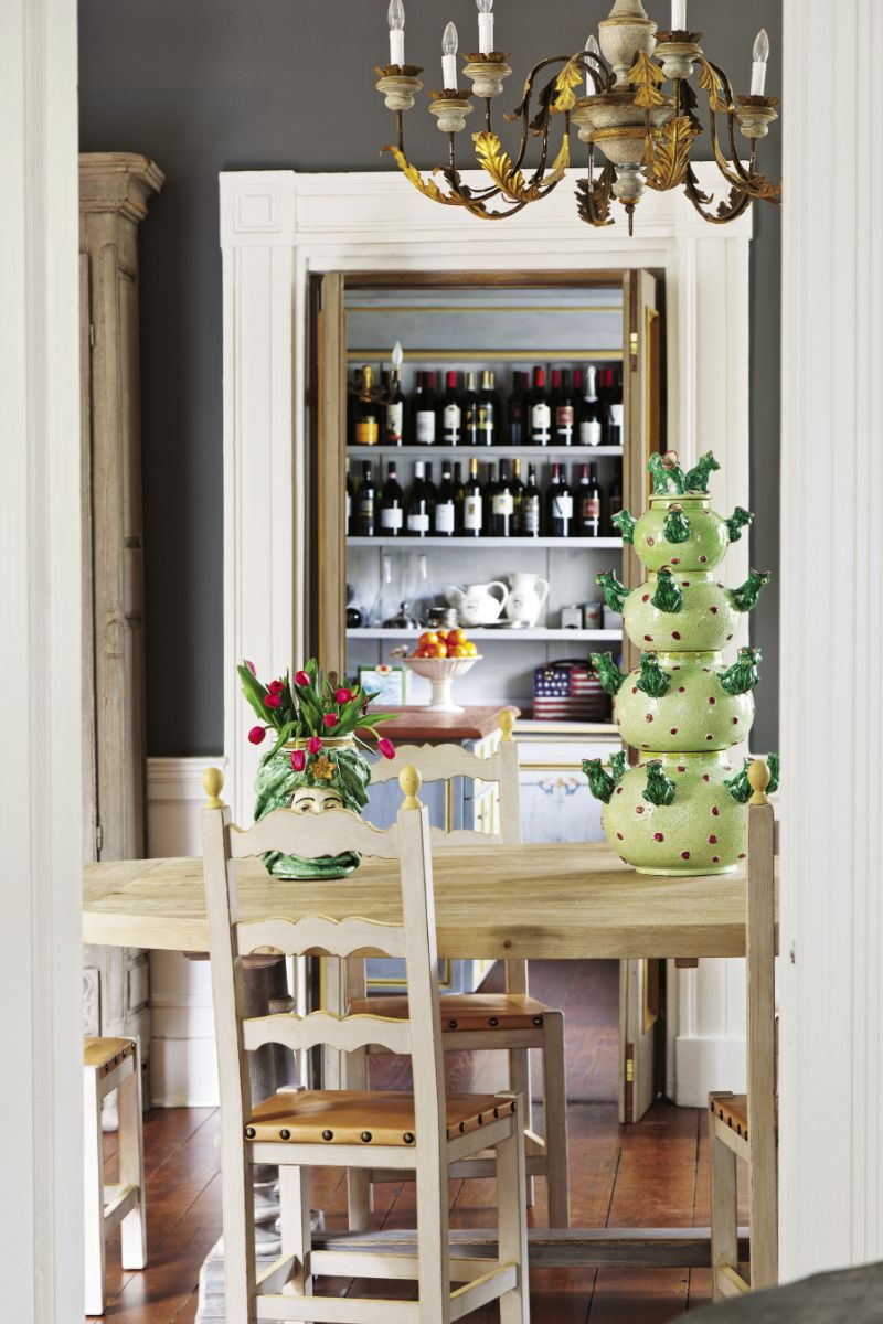 Italian artisanship The dining table is typical of 14th-century Umbrian and Tuscan pieces. The chairs and the chandelier are 18th-century reproductions by Italian furniture maker Luciano Rotini.