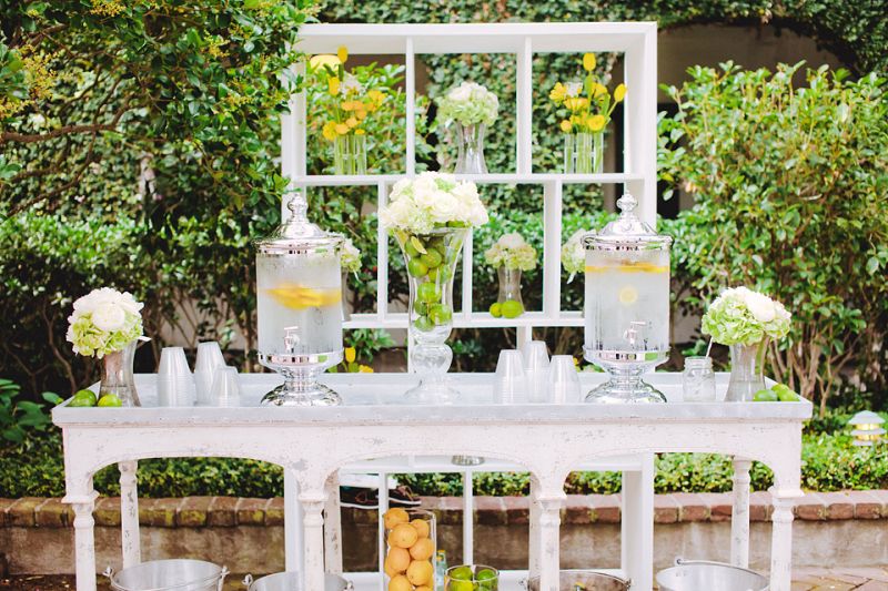 GOOD ENOUGH TO EAT: Granny Smith apples and oranges added a fresh, colorful effect to the reception décor.
