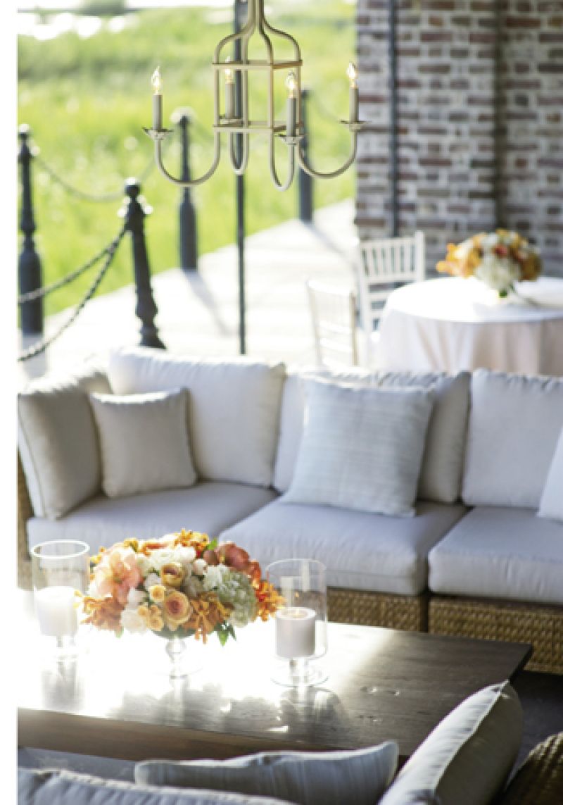 EASY BREEZY: The honey tones of the lounge’s white-cushioned wicker complemented the various orange hues in the florals.