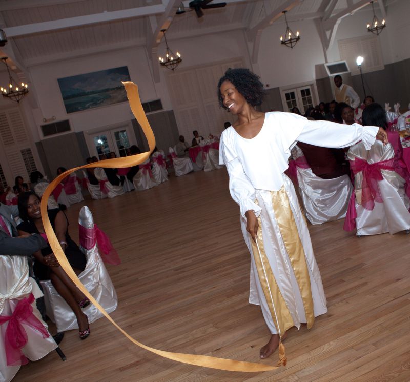DANCE DÉCOR: Cultural elements were weaved in throughout the day. “The overall feel of the day was that it was a tropical destination wedding and a family reunion all in one, without having to travel internationally,” says the bride.