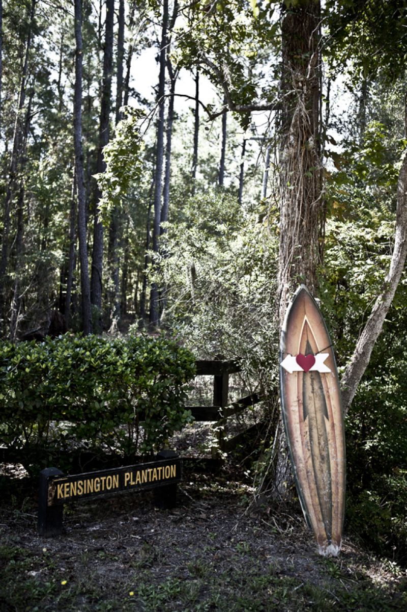 STREET SIGNS: Sullivan’s Island residents Ashley and John are both surfing enthusiasts—a common interest that was present at their ceremony by way of this board casually leaned against a tree at the entrance of the venue. Adorned with a wooden arrow, the board directed guests to the driveway.