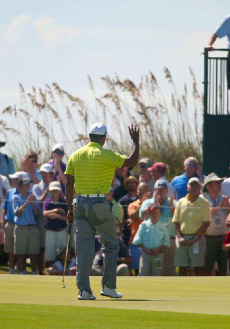 Tiger waving to the crowd after birdieing the 18th.