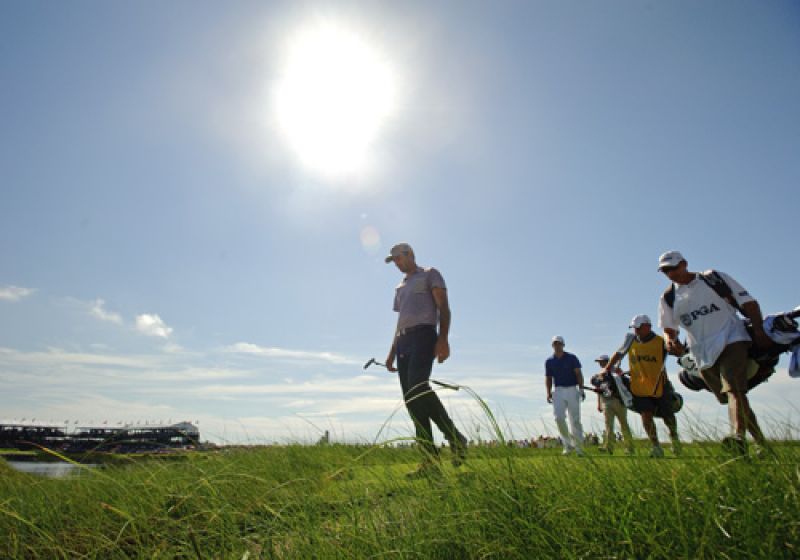Jeff Ogilvy walking up to the 17th green and the huge crowds that surround it.