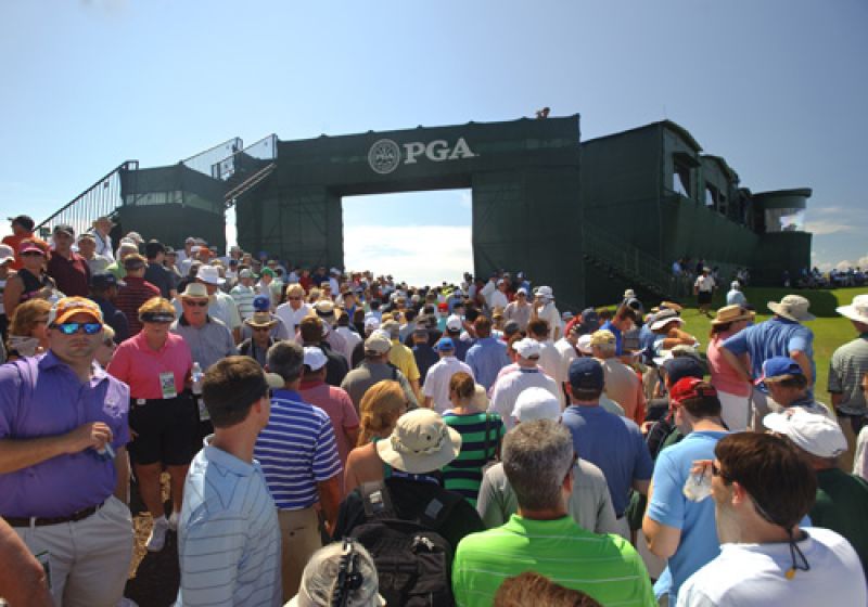 A Tiger Jam at 18 after Tiger birdied the par 4 closing hole to go 1 under (this was Tiger&#039;s 9th hole for the morning).
