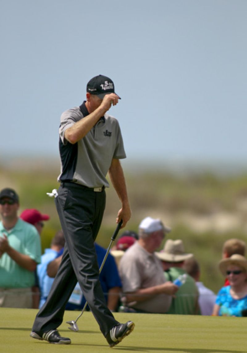 Jim Furyk tipping his hat to the appreciative fans.