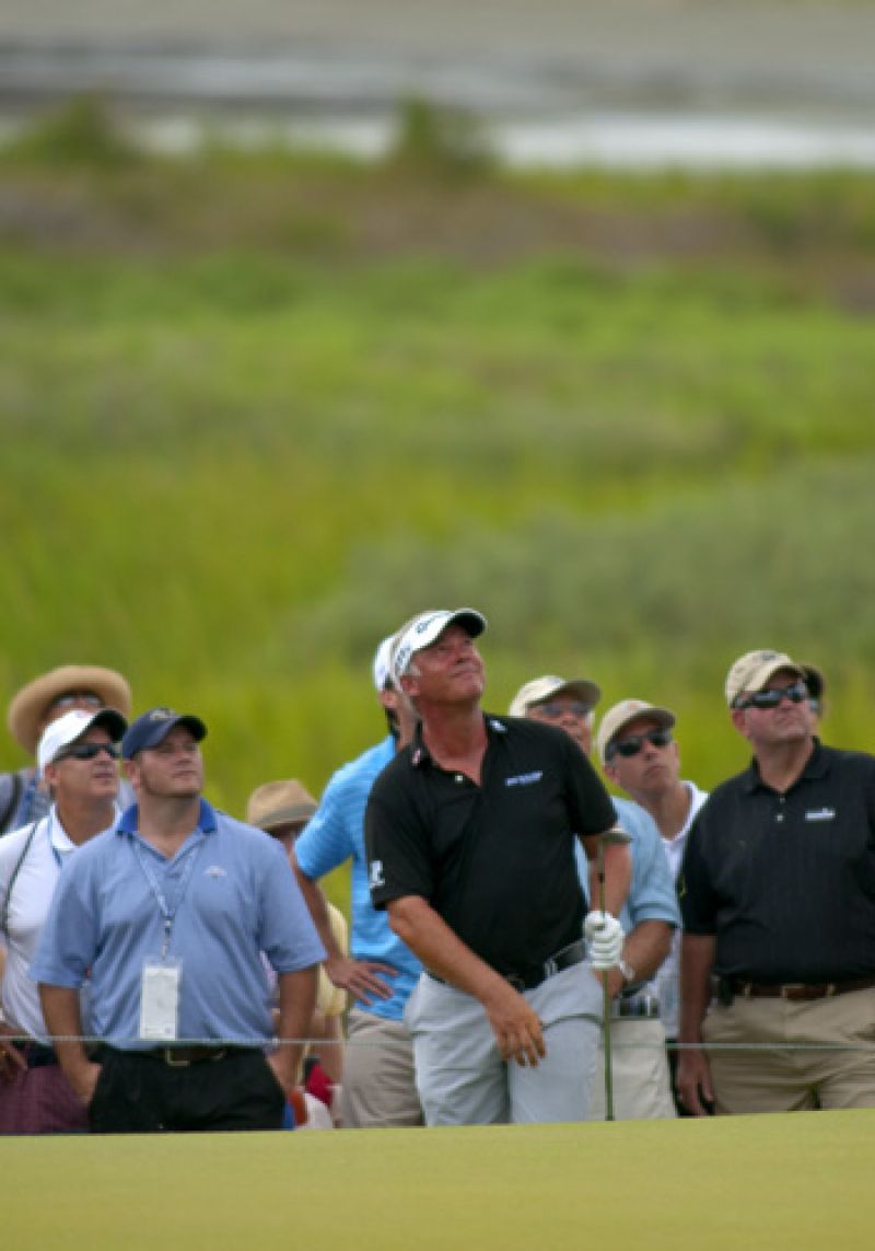 Darren Clarke and the crowd watch his ball&#039;s flight.