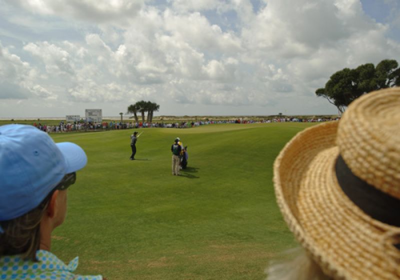 Jim Furyk chipping onto the 9th green.