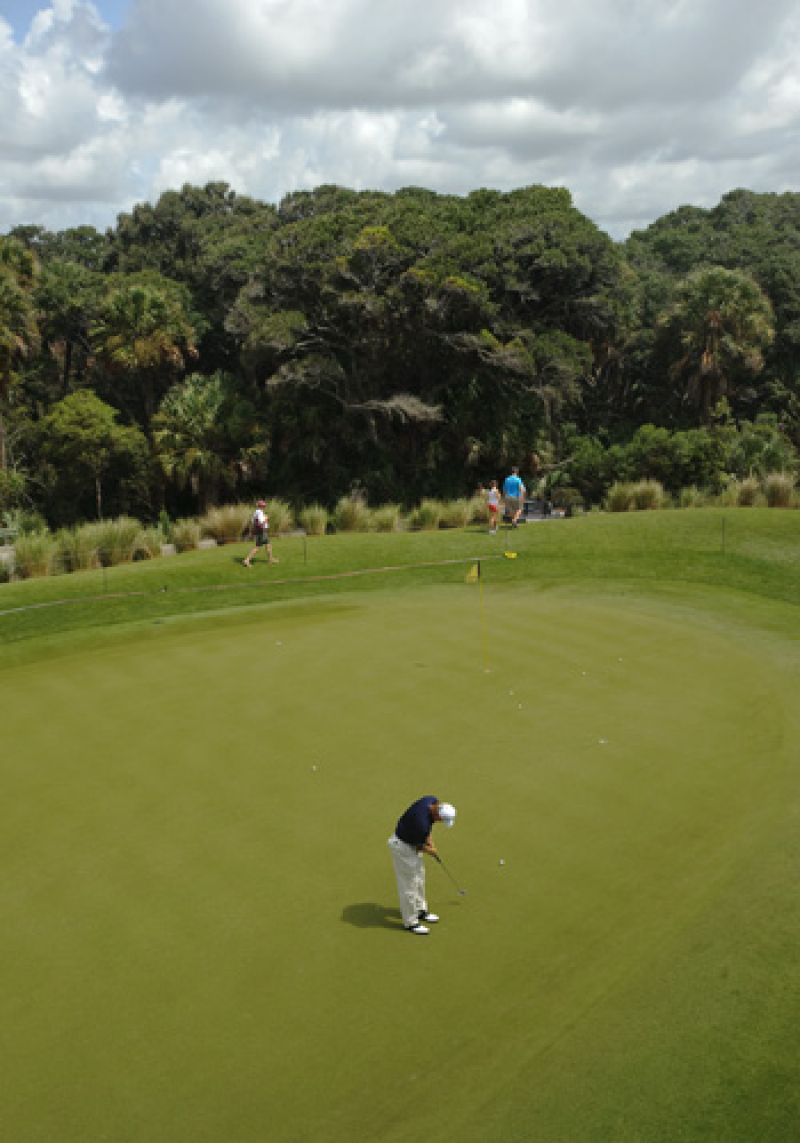 Ernie Els warming up his putter before starting his round.