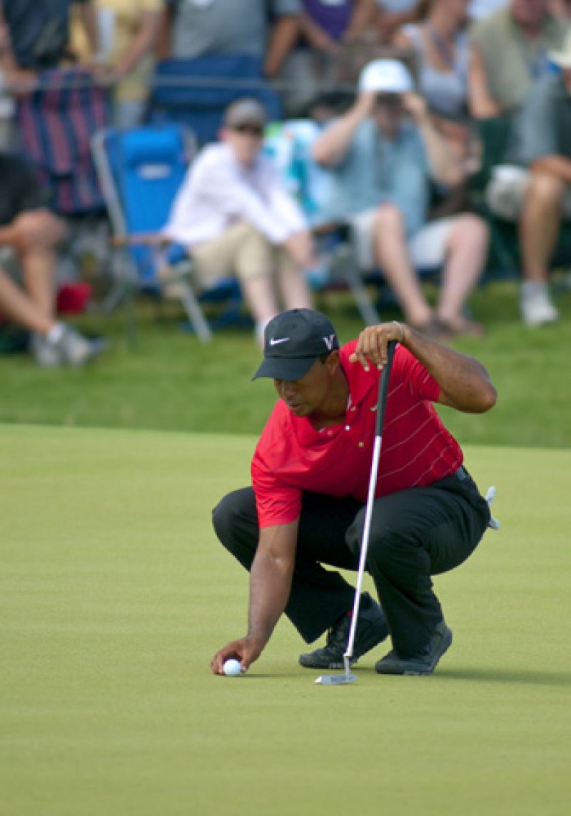 Tiger getting ready to put for birdie on 18 (didn&#039;t make it).