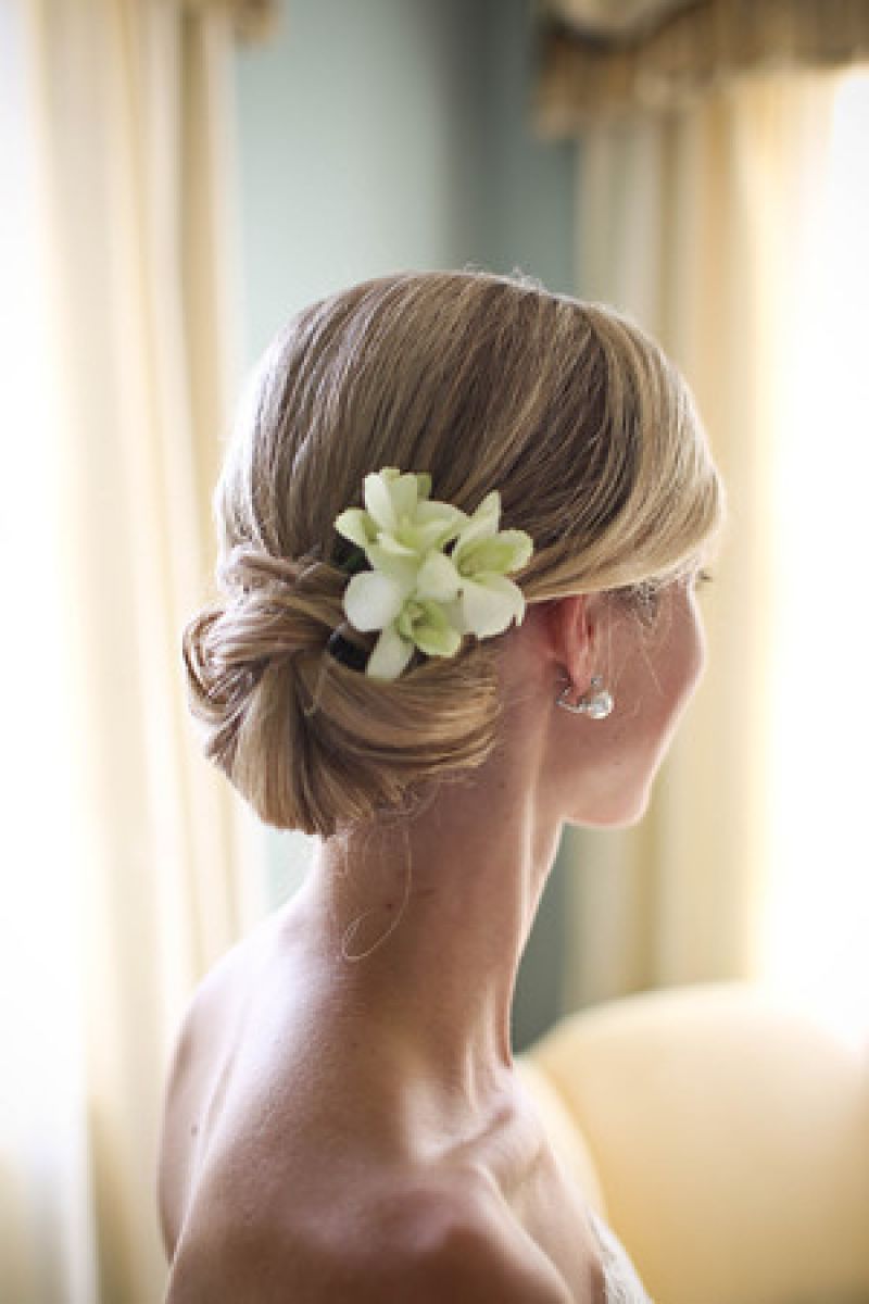 HAIR AFFAIR: A fresh flower dressed up Kiften’s updo and contributed to her summery, outdoorsy look.
