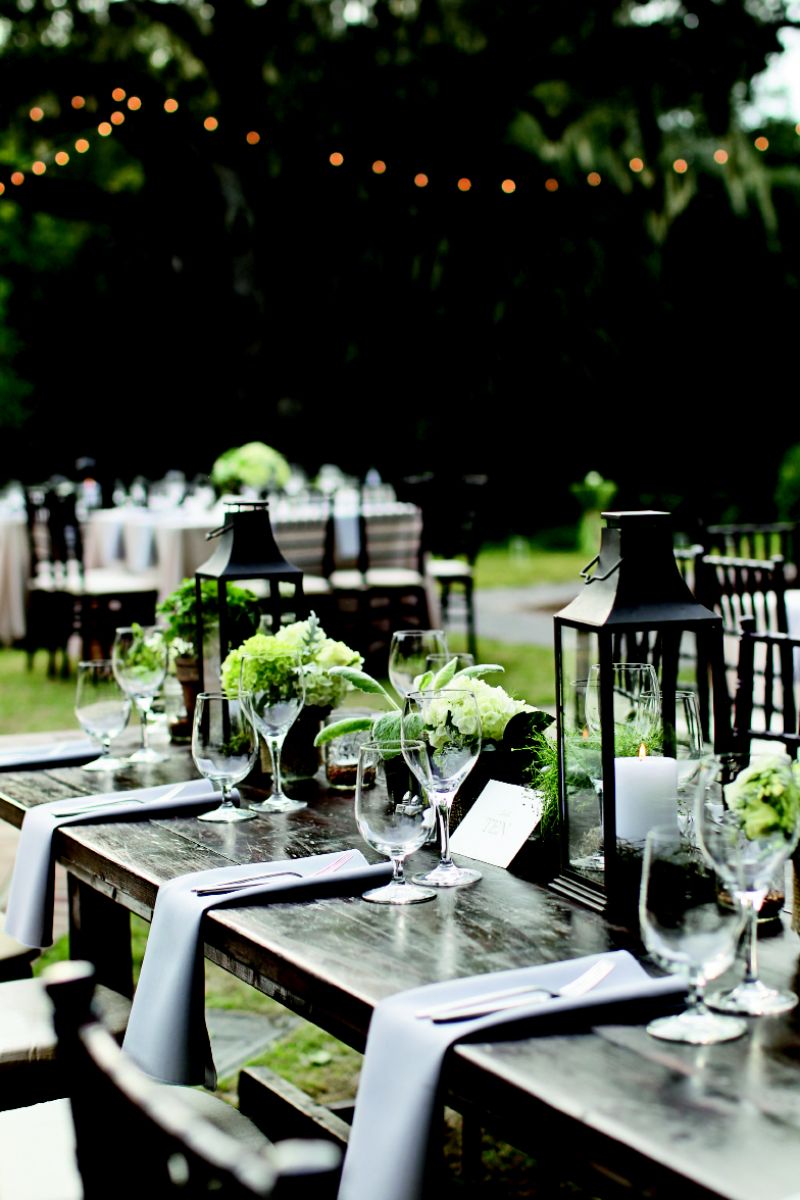 UNDERSTATED ELEGANCE: Mixing lanterns and Mason jars with burlap-wrapped centerpieces blended formal looks with familiar ones.