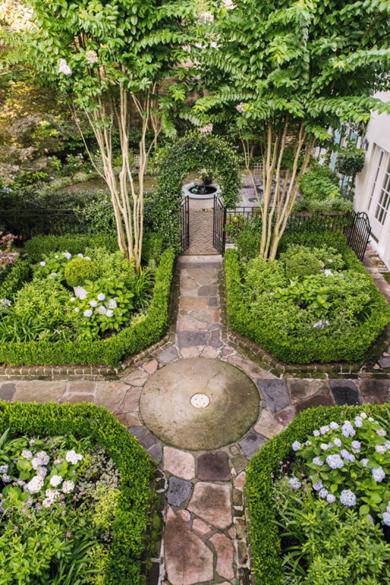 Briggs’s initial vision of a French parterre garden and adjacent horseshoe-shaped courtyard remains intact. Monica Seeger and landscape architect Sheila Wertimer refreshed the space in 2010, removing overgrown vegetation and swapping in more flowering plants, such as azaleas, agapanthus, and hydrangeas.