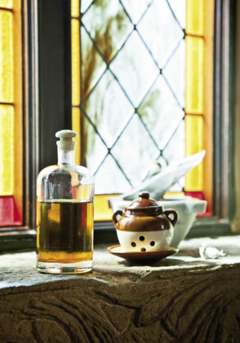 At the Sarrocchis’ Cannonborough home, good olive oil and fresh garlic are always at the ready.