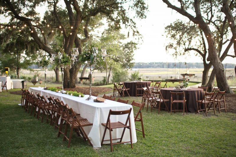 NATURE’S BOUNTY: Neutral-colored linens, wooden appointments, and green arrangements were right at home amid the backyard venue.