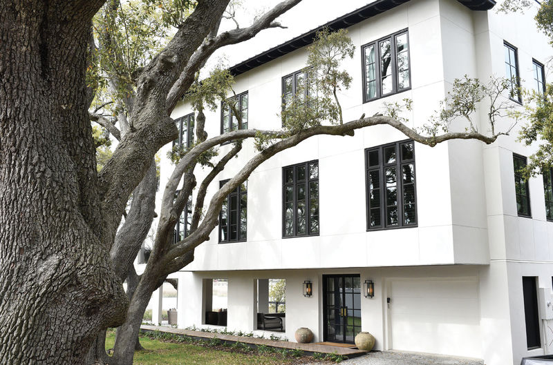 A grove of live oaks coupled with challenging property and marsh setback lines allowed this Shem Creek-adjacent home just a 30-foot-wide floor plan