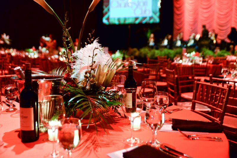 Elegant table settings echoed the 1920s theme.