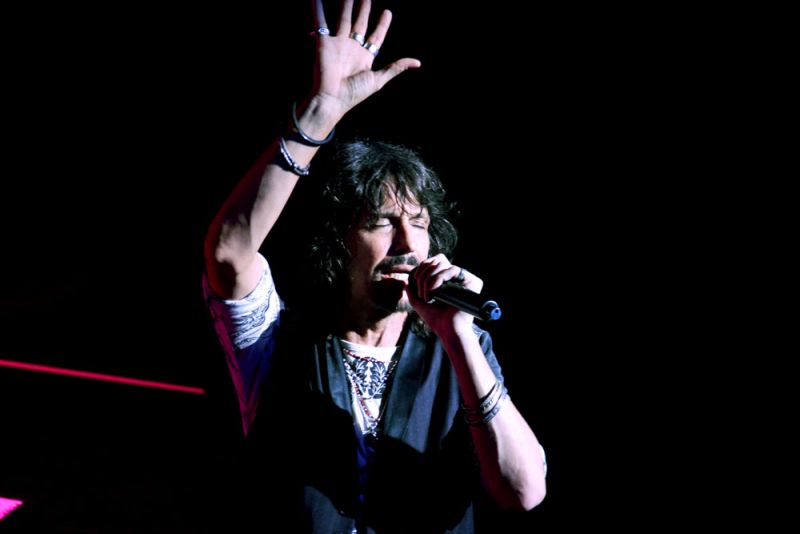 Kelly Hansen holds a note