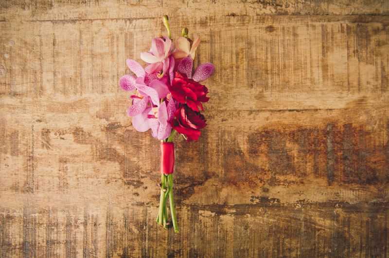 DOUBLE BLOOM: Mason jars with flowers marked the aisle during the ceremony then later adorned the clubhouse mantel.