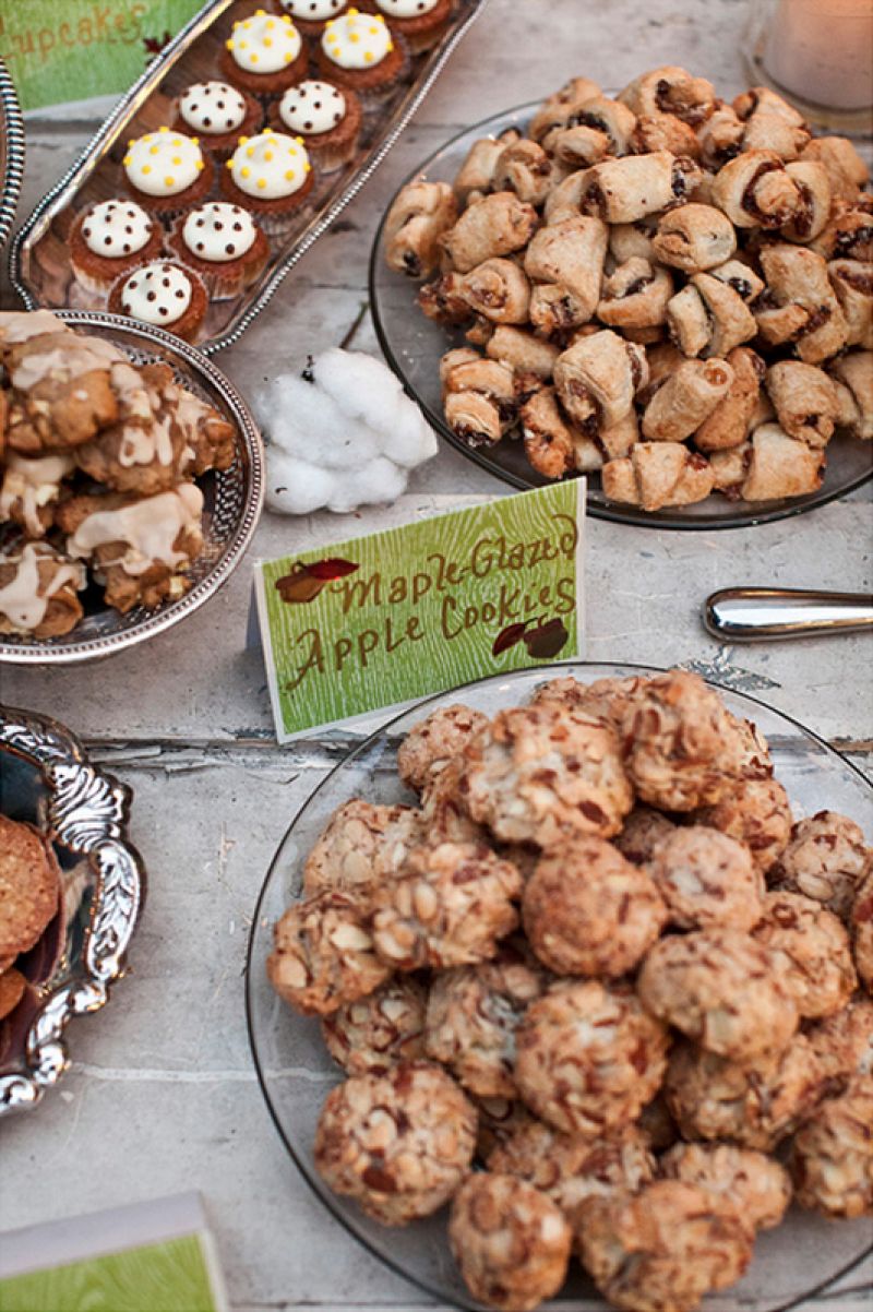 FINAL DASH: “The morning of the wedding, I panicked that we wouldn&#039;t have enough desserts, so my grandmother and aunt rushed out and bought 150 more individual treats!” remembers Elise.