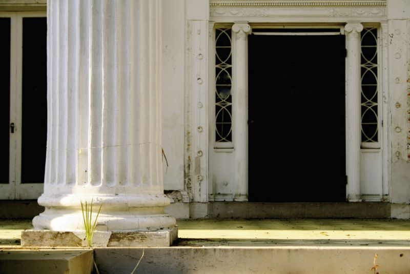 Before: The exterior stucco was “sounded”—tapped to hear if substrate was hollow (bad) or solid (good)—with compromised portions of exterior stucco completely removed, masonry repaired, and new traditional stucco reapplied. PHOTOGRAPHS BY KRISTIN WALKER, COURTESY OF CHARLESTONINSIDEOUT.NET