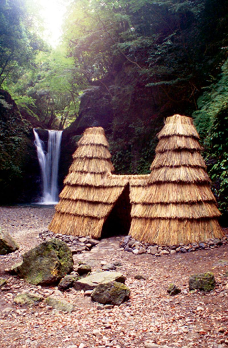 Parker’s nature-based works draw inspiration from the locale. Takihata Dialogue, a thatched structure Parker built in Japan in 2001, modeled after the area’s early pit dwellings; image courtesy of Herb Parker