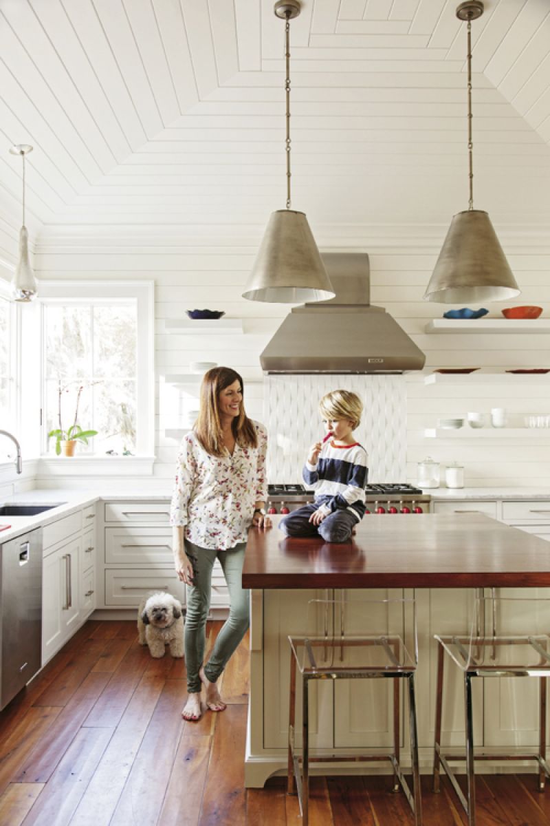In the kitchen, the Joyes requested open shelving for its clean and modern feel. “I love looking up and seeing the pops of color from our pottery collection,” Becky says.